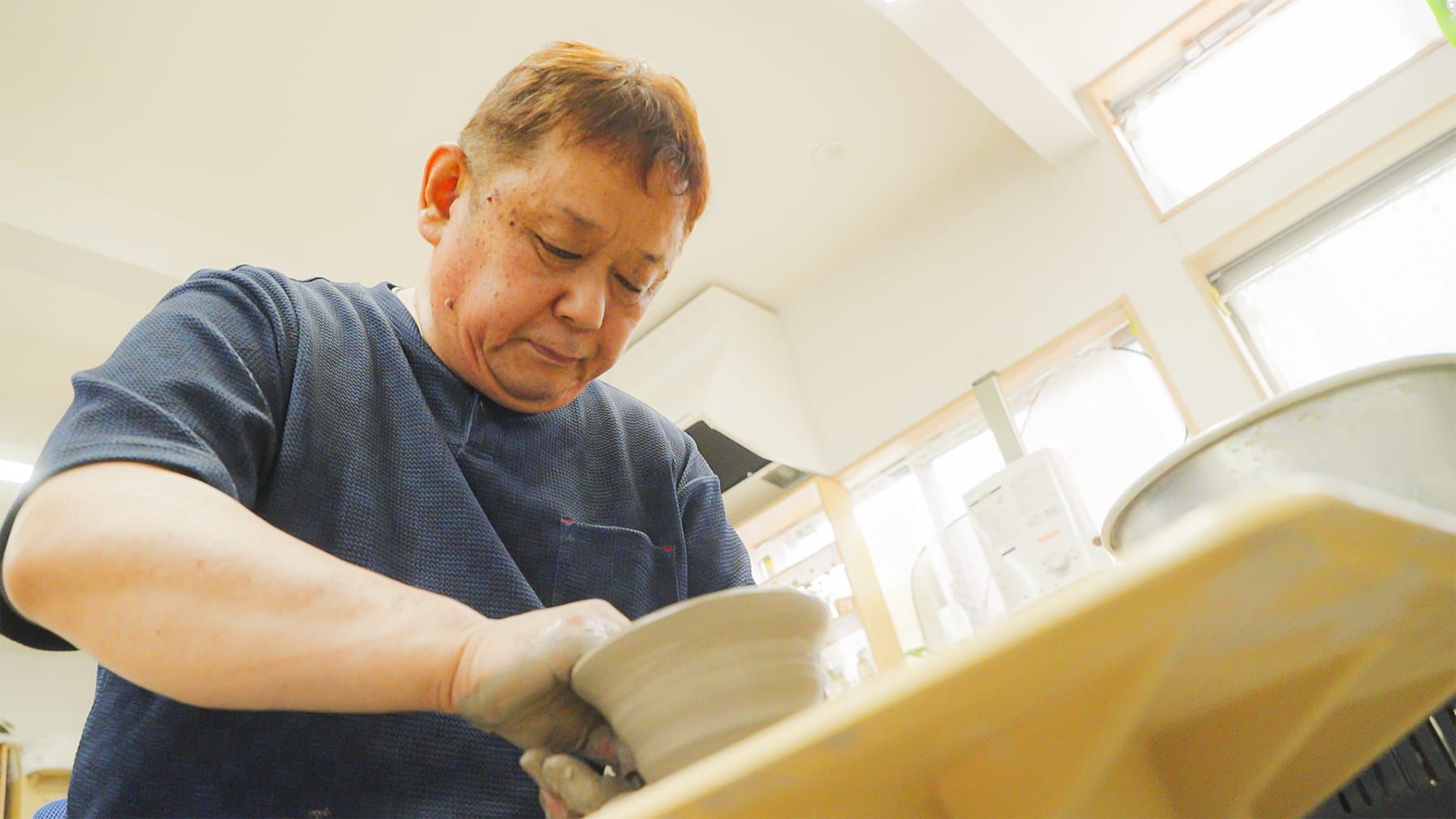 ろくろを回す小野田利治さんの様子