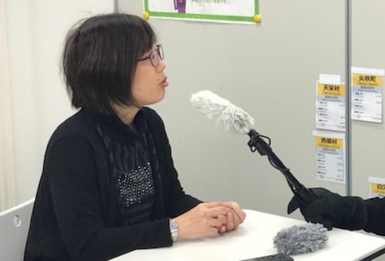 大川香理先生がマイクの前でインタビューに答える様子の写真