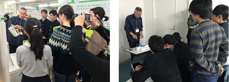 学生らが職員を囲むように並び、熱心に説明に耳を傾けている様子の写真と、職員の実演を食い入るように見る男子学生たちの写真