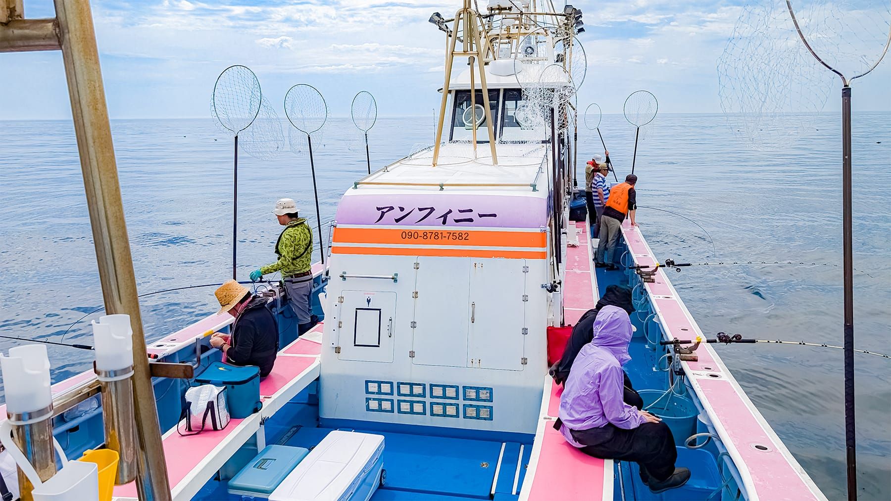 ポイントに到着し、釣り客たちが一斉に仕掛けを海へ投げ入れる様子