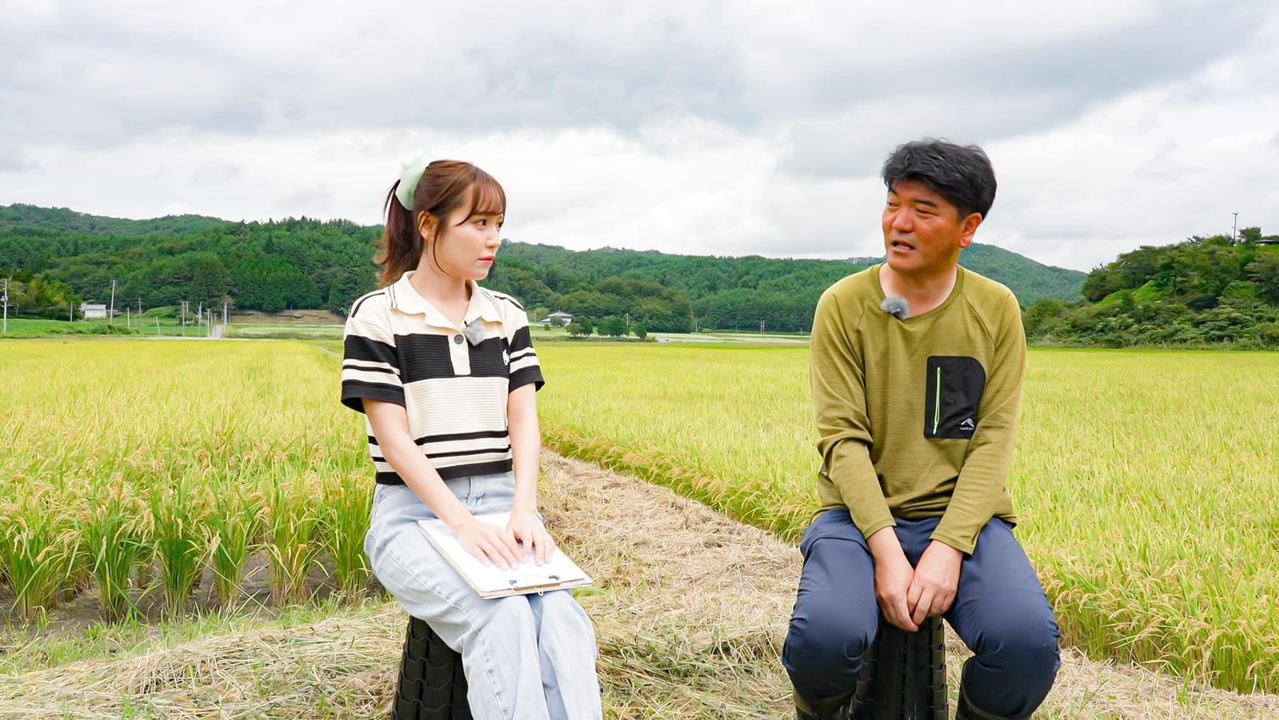 青田豊実さんにあぶくまもちの説明を受ける諸橋沙夏さんの様子