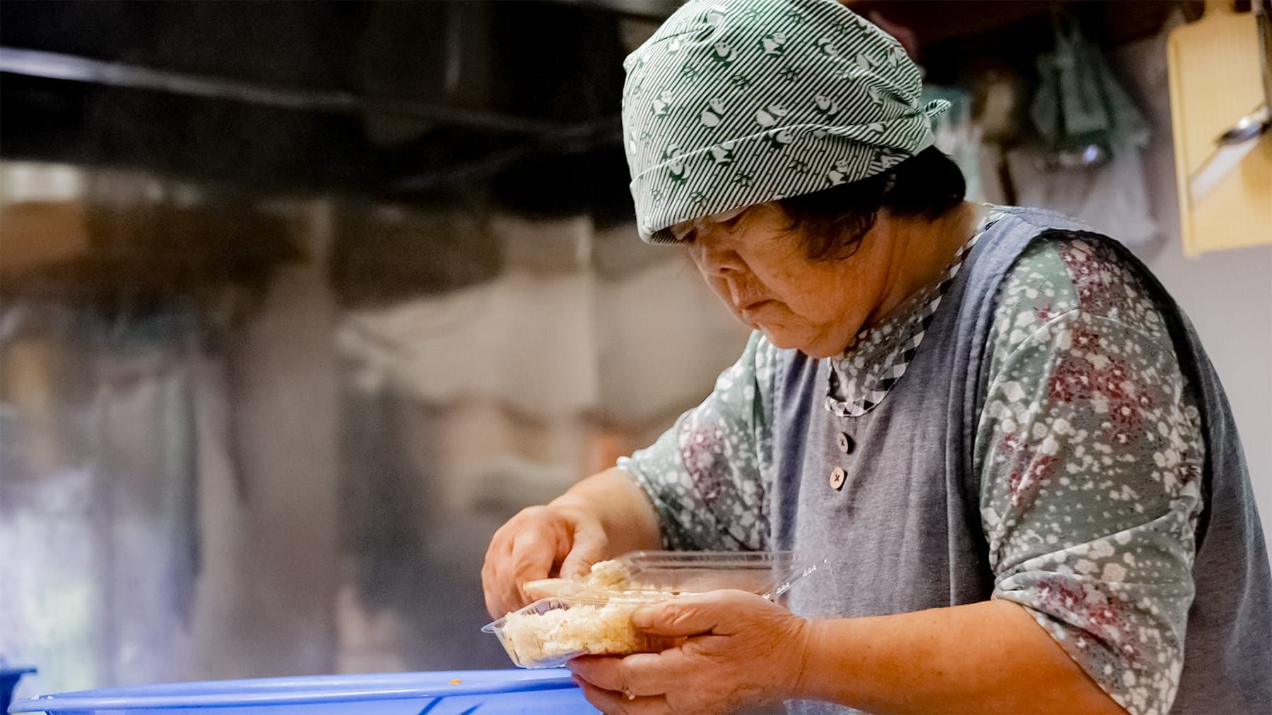 佐々木千榮子さんがあぶくまもちのおこわを作る様子の写真