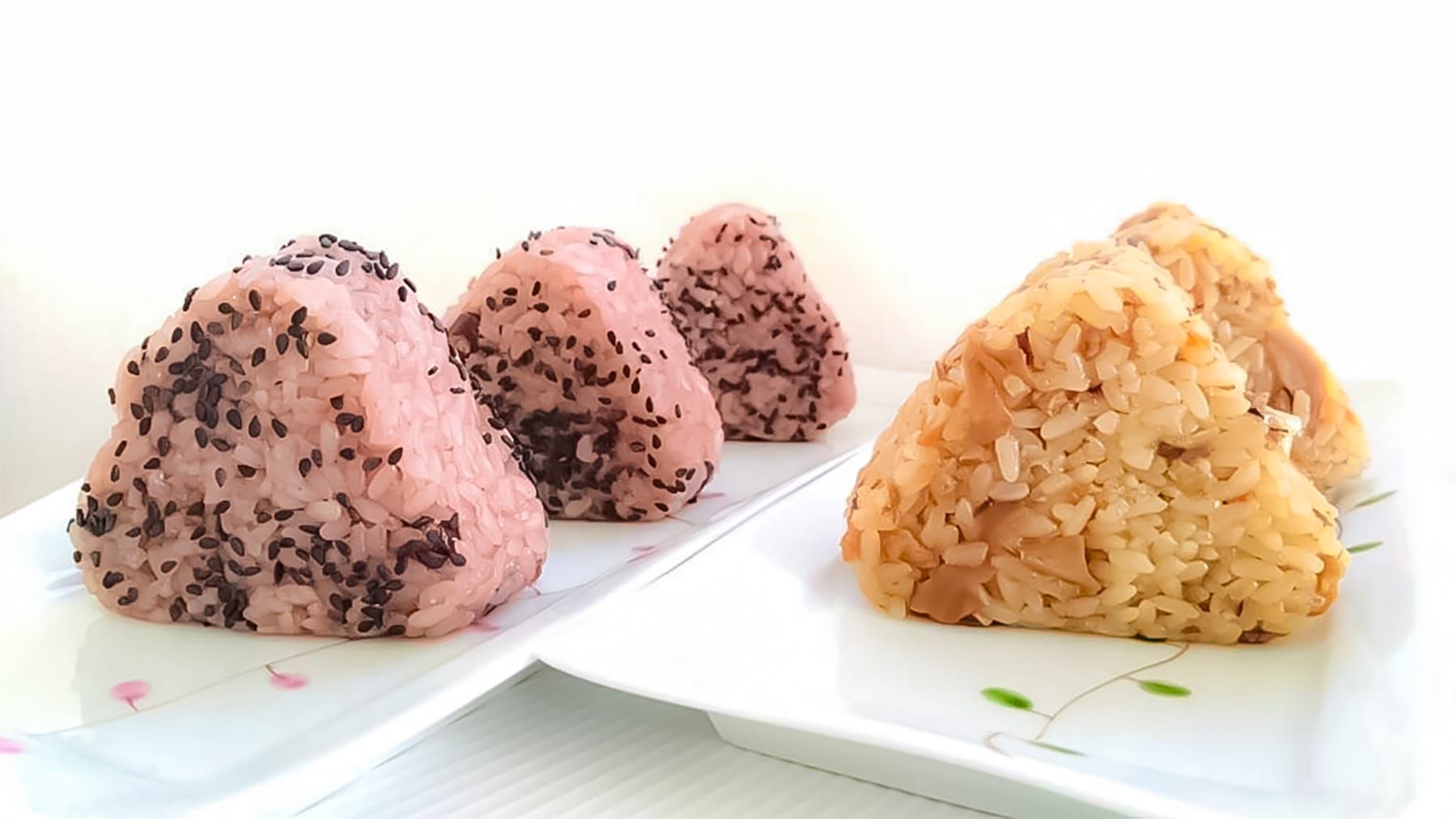 セブン-イレブンで販売されている「おこわおにぎり」や「赤飯」の写真
