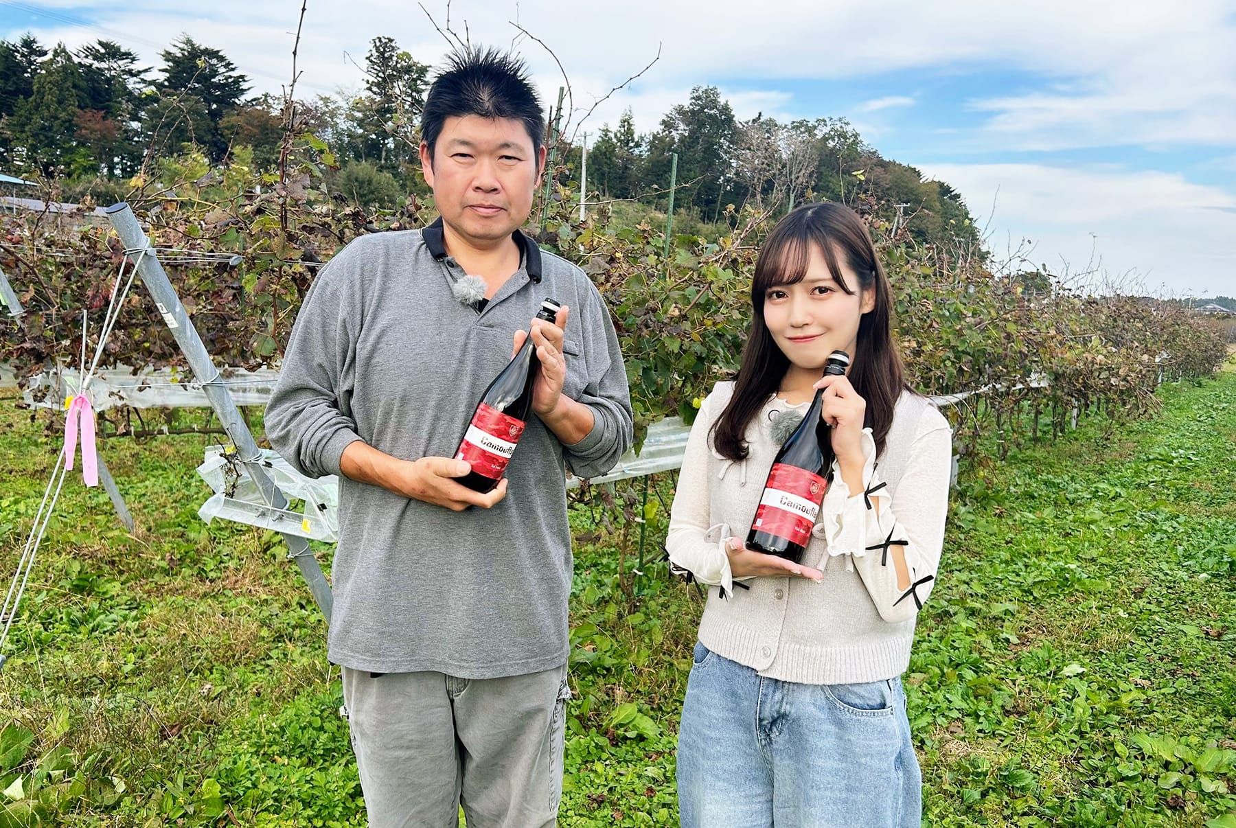 赤のスパークリングワインを手にする三本松貴志さんと諸橋沙夏さんのツーショット写真