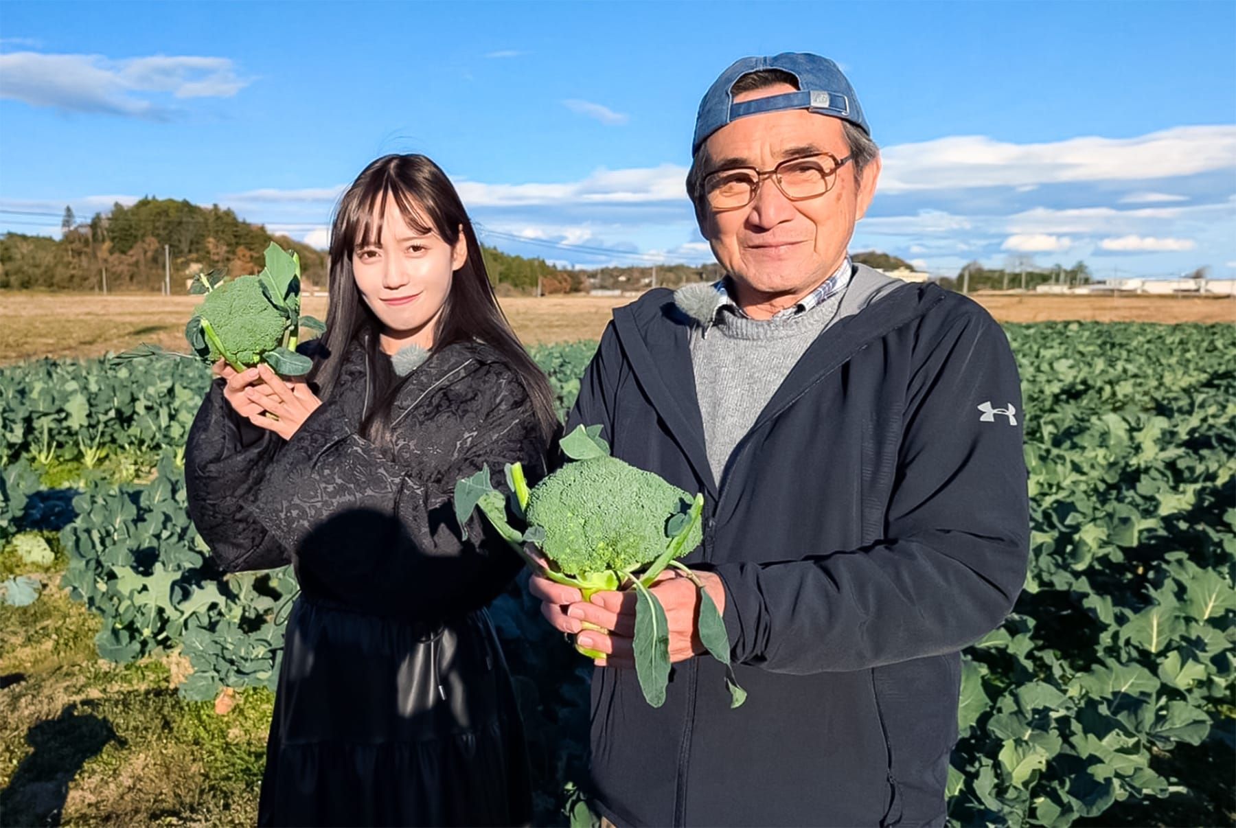 ブロッコリーを手に持つ木幡治さんと諸橋沙夏さん