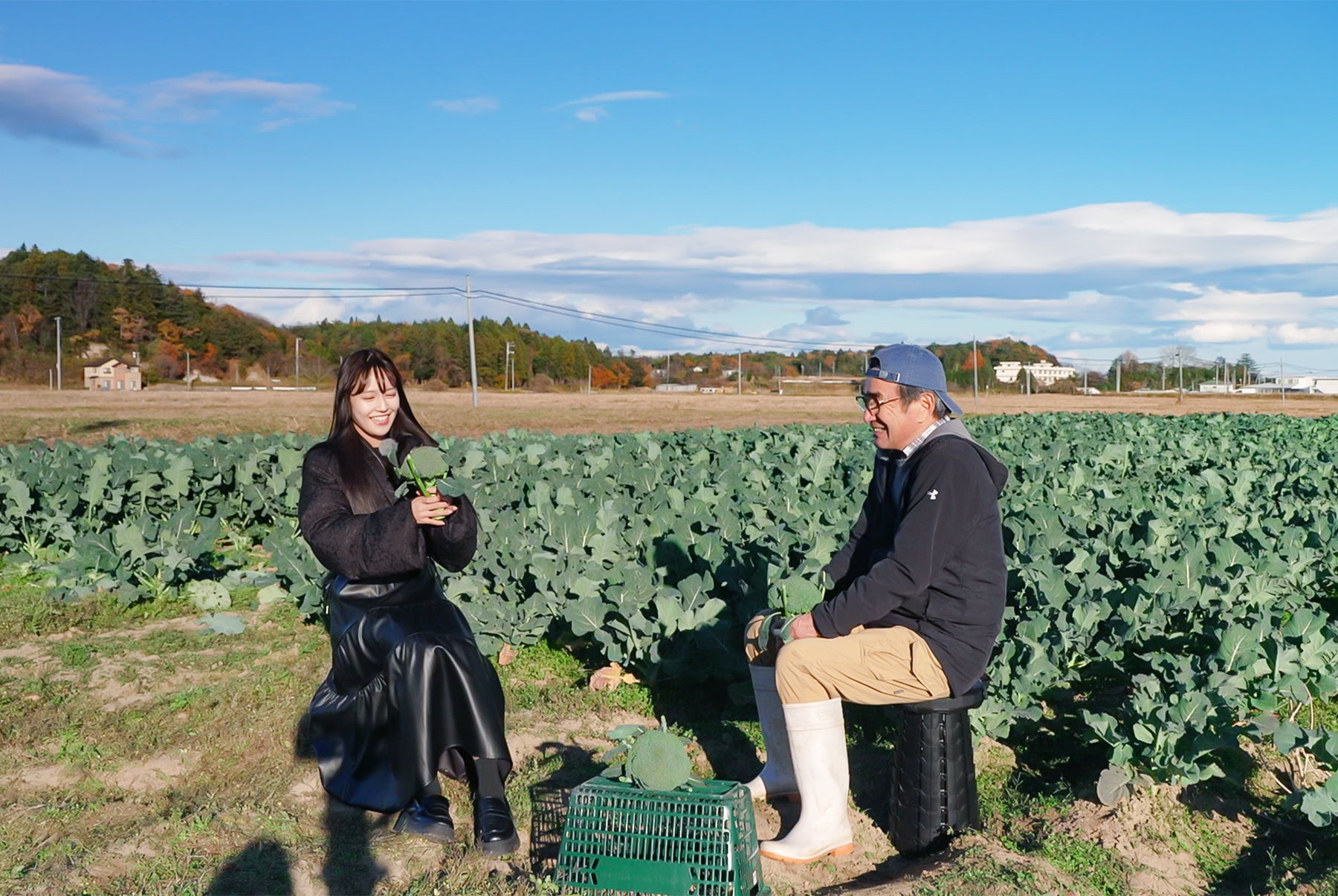 ブロッコリー畑で語りあう木幡さんと諸橋さん