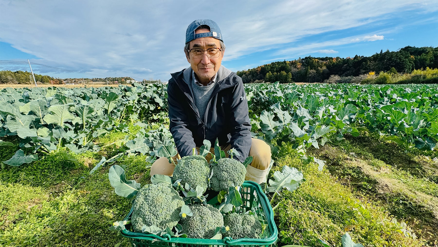 大きく育ったブロッコリーを持つ諸橋さん