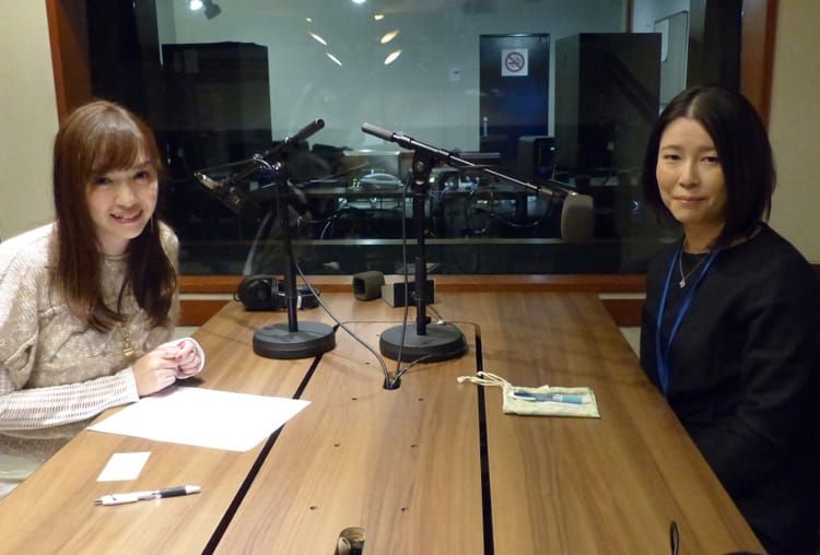 ラジオ収録ブースのマイクの前でにこやかにほほ笑む高橋麻里江さんと折田真紀子さんの写真