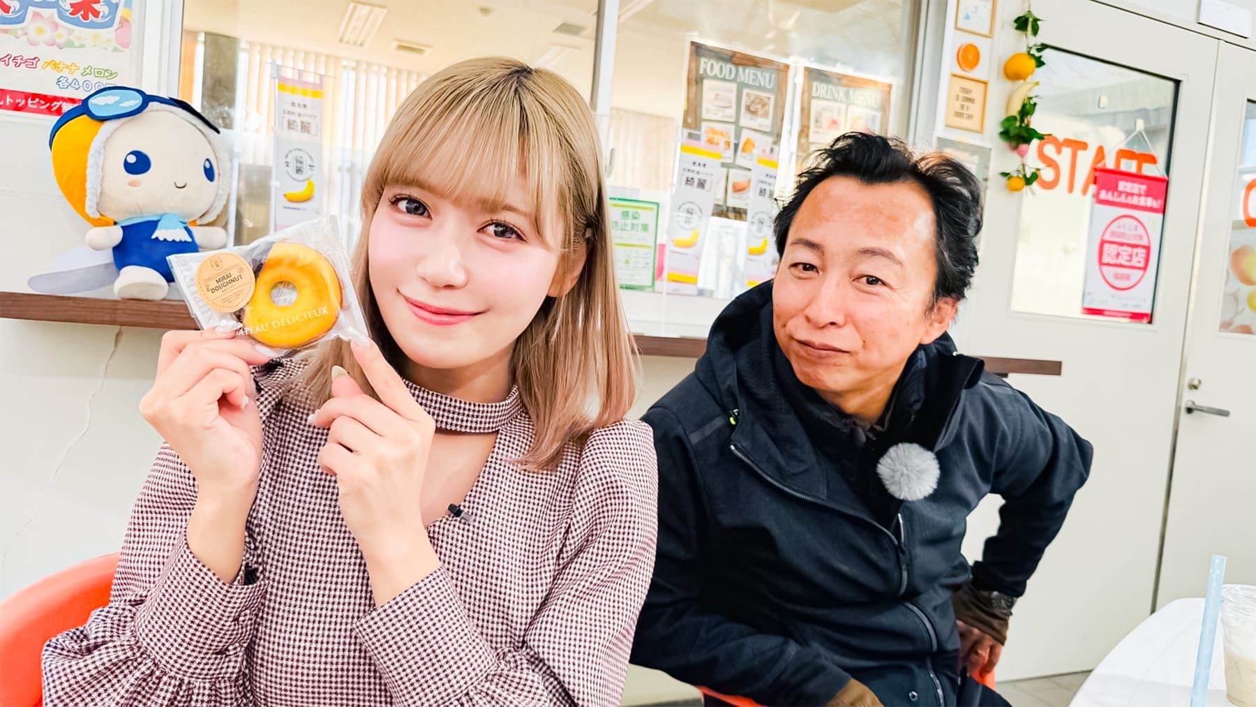 ドーナッツを笑顔で紹介する諸橋さんと幸森さん