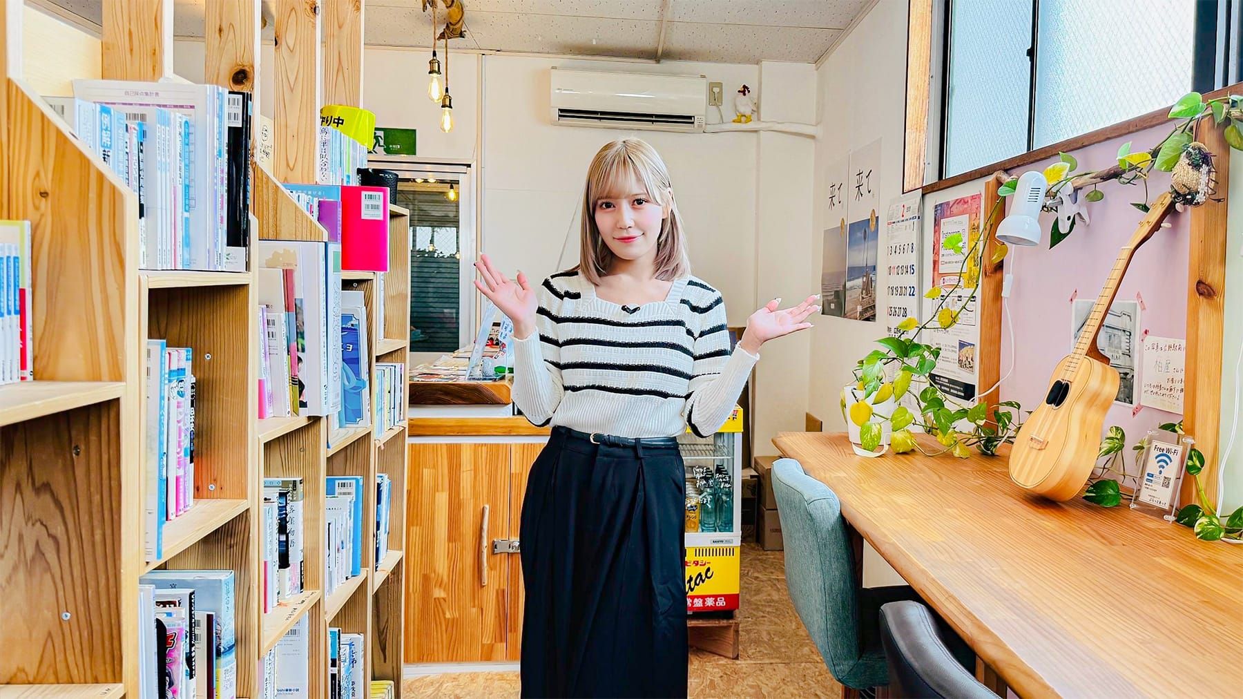 ぷらっとあっとの室内を紹介する諸橋さん