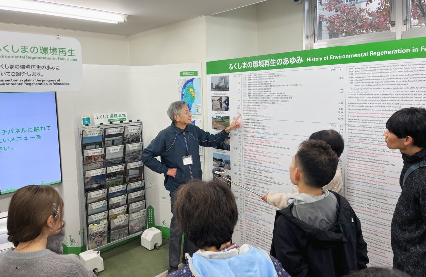 「環境再生プラザ」の青木仁アドバイザーから原発事故からの環境再生の歩みについて話を伺う参加者の皆さん