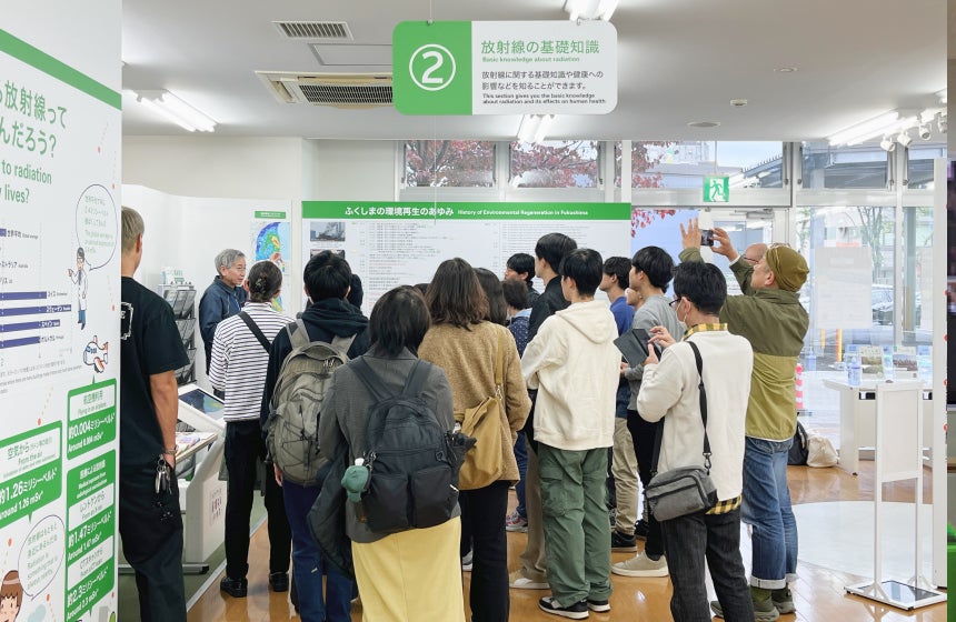 「環境再生プラザ」の青木仁アドバイザーから原発事故からの環境再生の歩みについて話を伺う参加者の皆さん