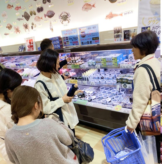 お買い物を楽しむ参加者の皆さん