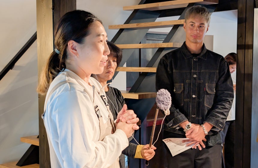 吉田さやかさんのお話に耳を傾けるユージさん、参加者の皆さん