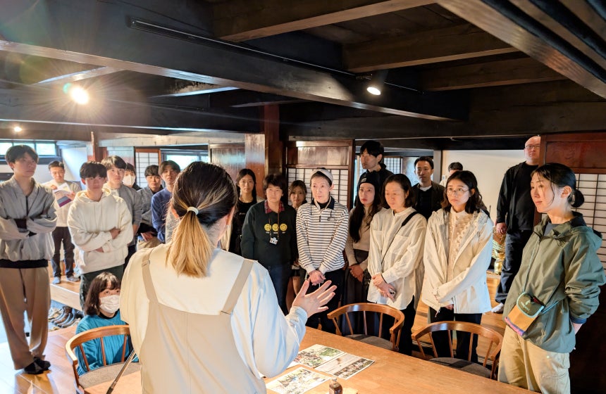 吉田さやかさんのお話に耳を傾けるユージさん、参加者の皆さん