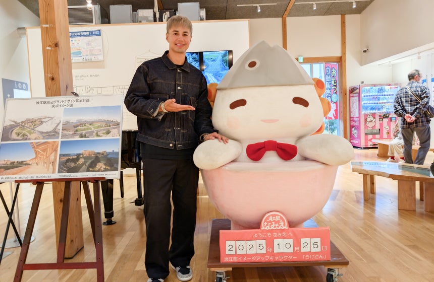 浪江町のゆるキャラ・うけどんとの記念写真