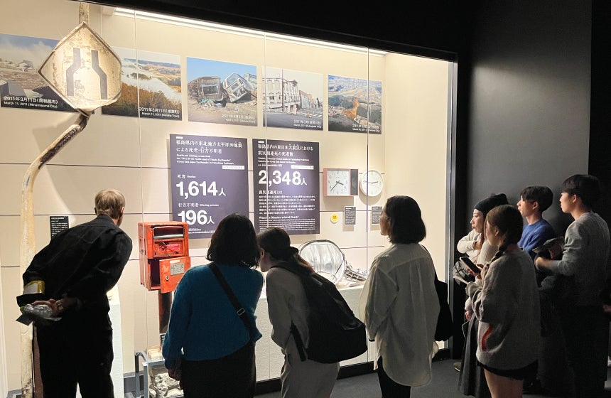 展示や映像に見入る参加者の皆さん