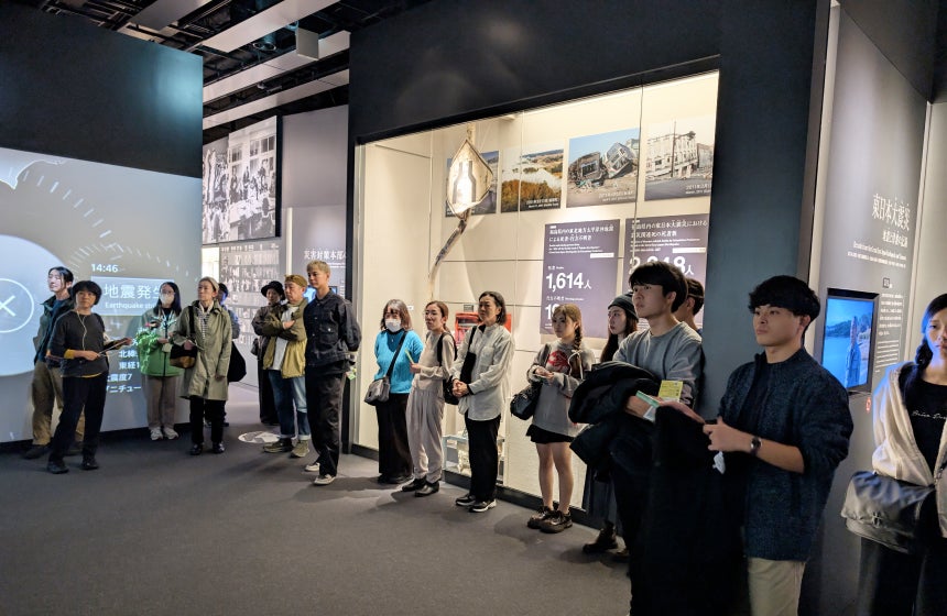 展示や映像に見入る参加者の皆さん