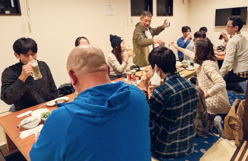 ユージさんや開沼博准教授も交えて和やかな雰囲気で交流を深めた参加者の皆さん