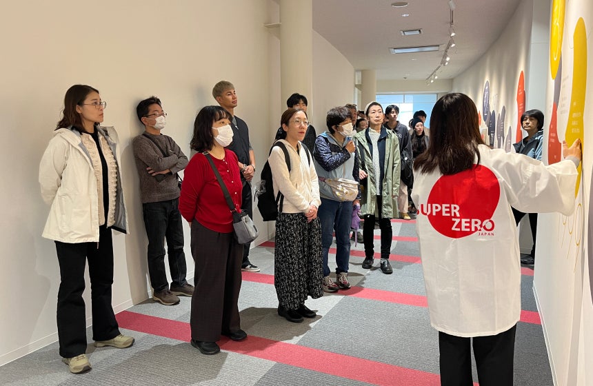 丁寧なガイドと解説で楽しみながら浅野撚糸について知ることができる見学コース（写真右：広報・子安結愛華さん）