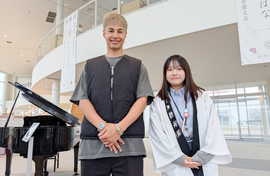 丁寧なガイドと解説で楽しみながら浅野撚糸について知ることができる見学コース（写真右：広報・子安結愛華さん）