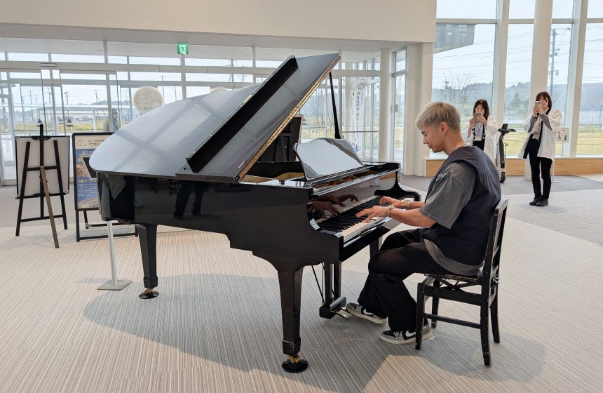 復興ピアノで即興演奏するユージさん