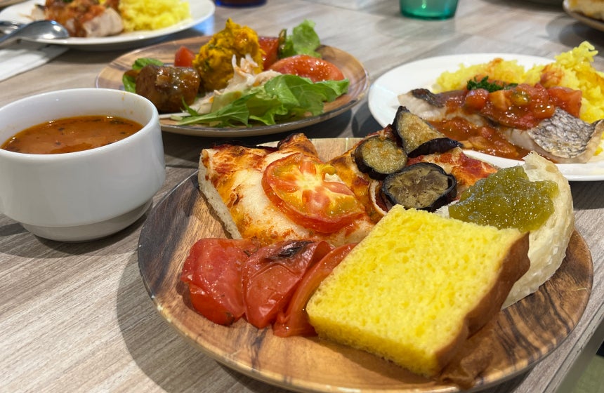 トマトや地元野菜を豊富に使ったビュッフェメニュー