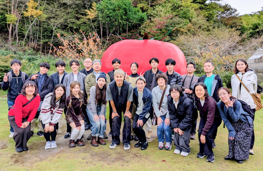 巨大トマトのオブジェ前で記念撮影