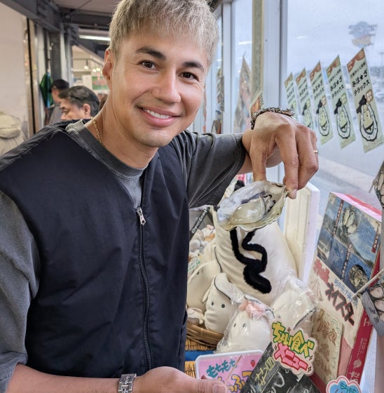 ツアー最後に新鮮な岩牡蠣を堪能したユージさん