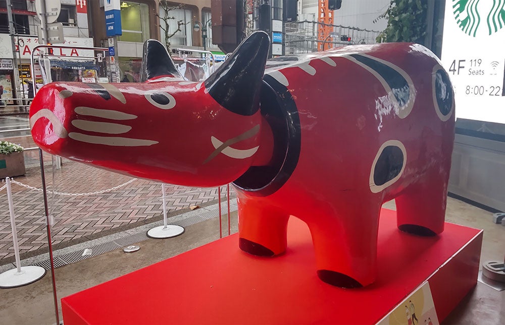 ④迫力満点！巨大赤べこフォトスポット