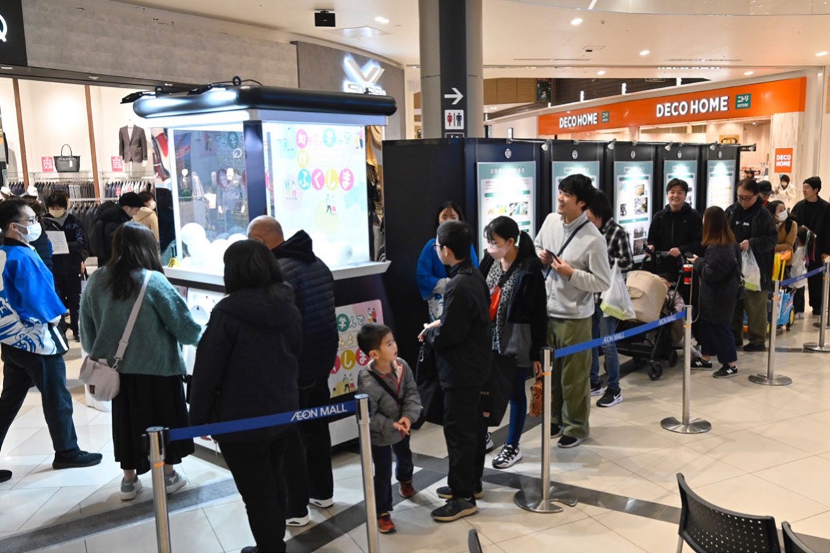 パネル展示＆巨大ガチャの様子1