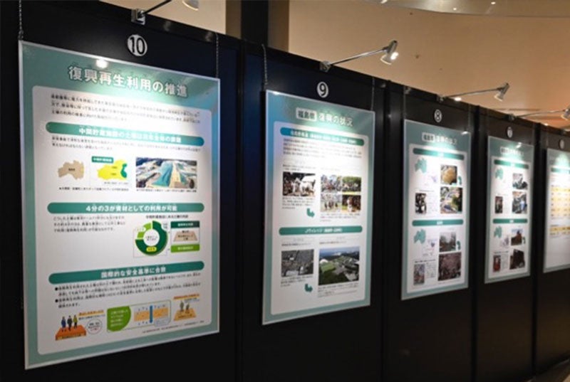 パネル展示＆巨大ガチャの様子3