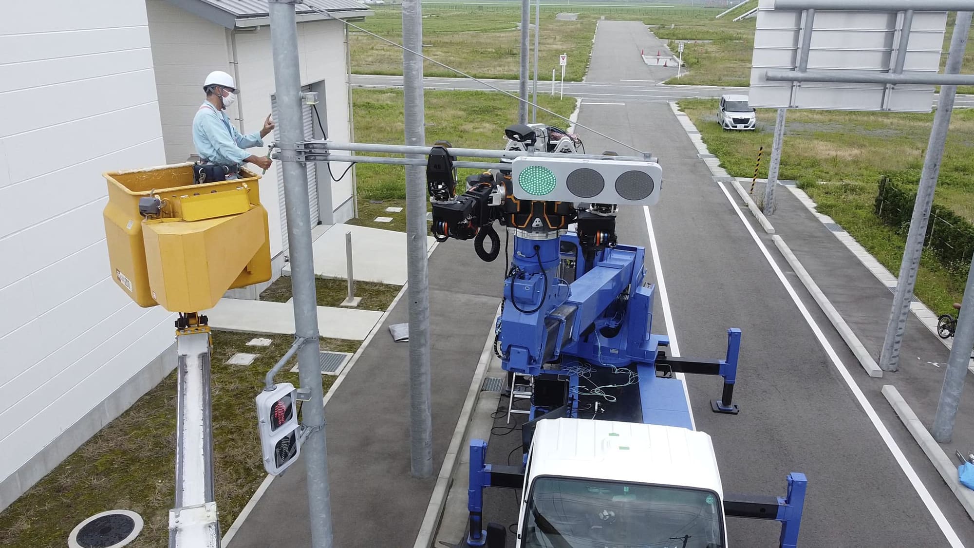 株式会社人機一体の「人型重機」。過酷環境での作業はもちろんのこと、人機一体の力制御技術により人との協調作業もこなす