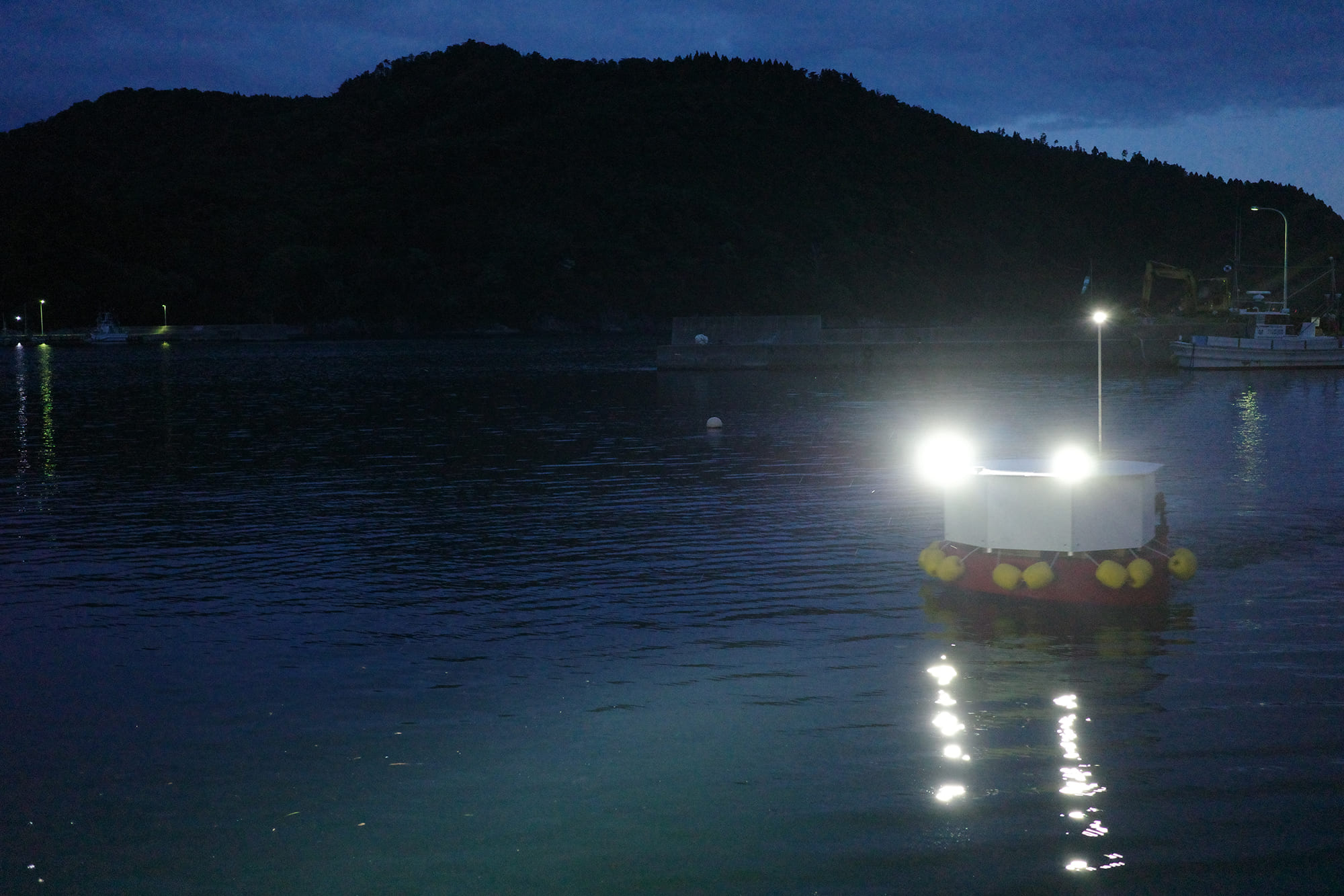 マリンドローンであれば、日中、夜間、さらには天候に左右されず水上の作業が可能