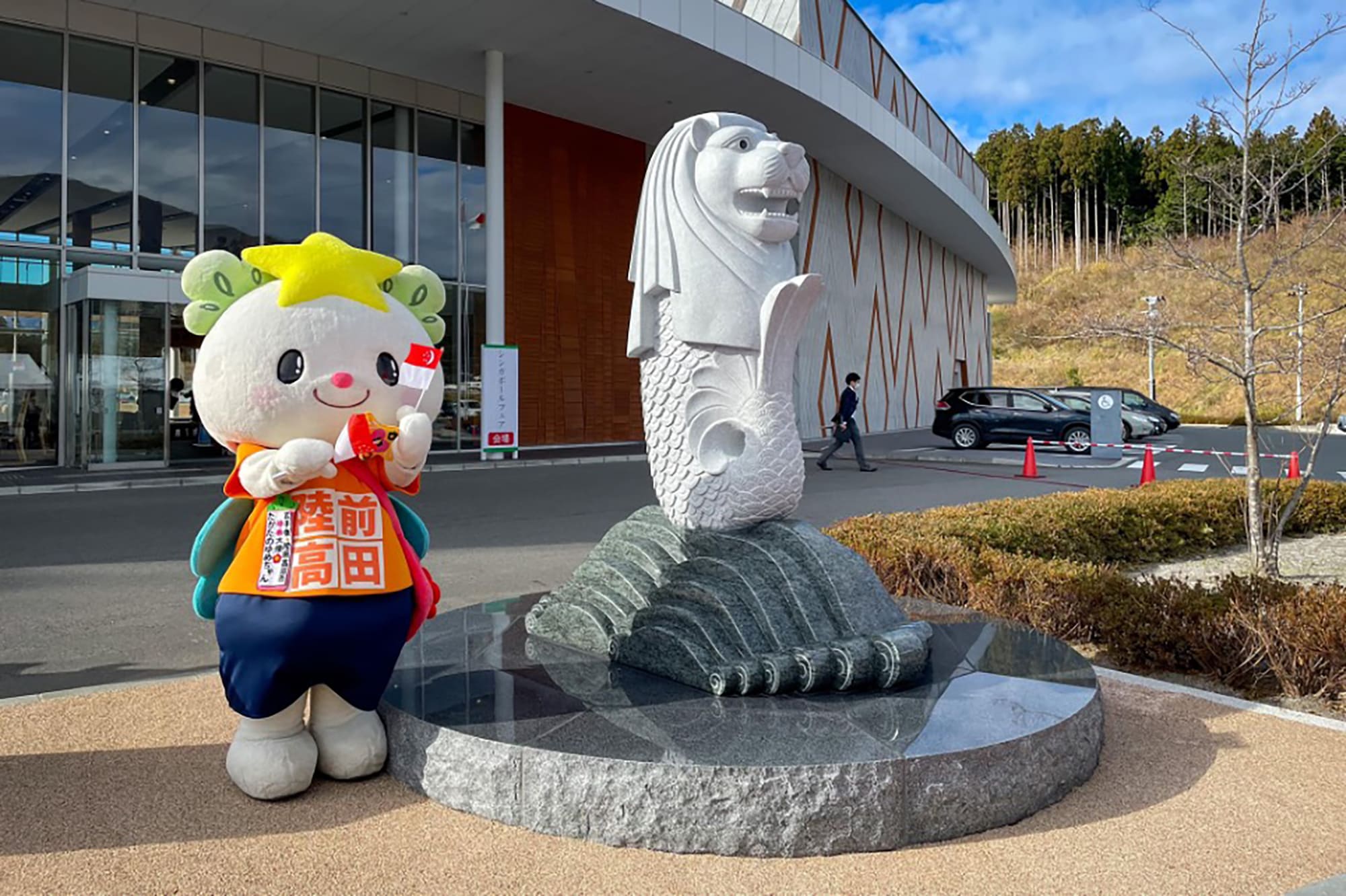 陸前高田市コミュニティホールのエントランスにはマーライオンが鎮座。330人を収容する多目的ホールは「シンガポールホール」と名付けられた