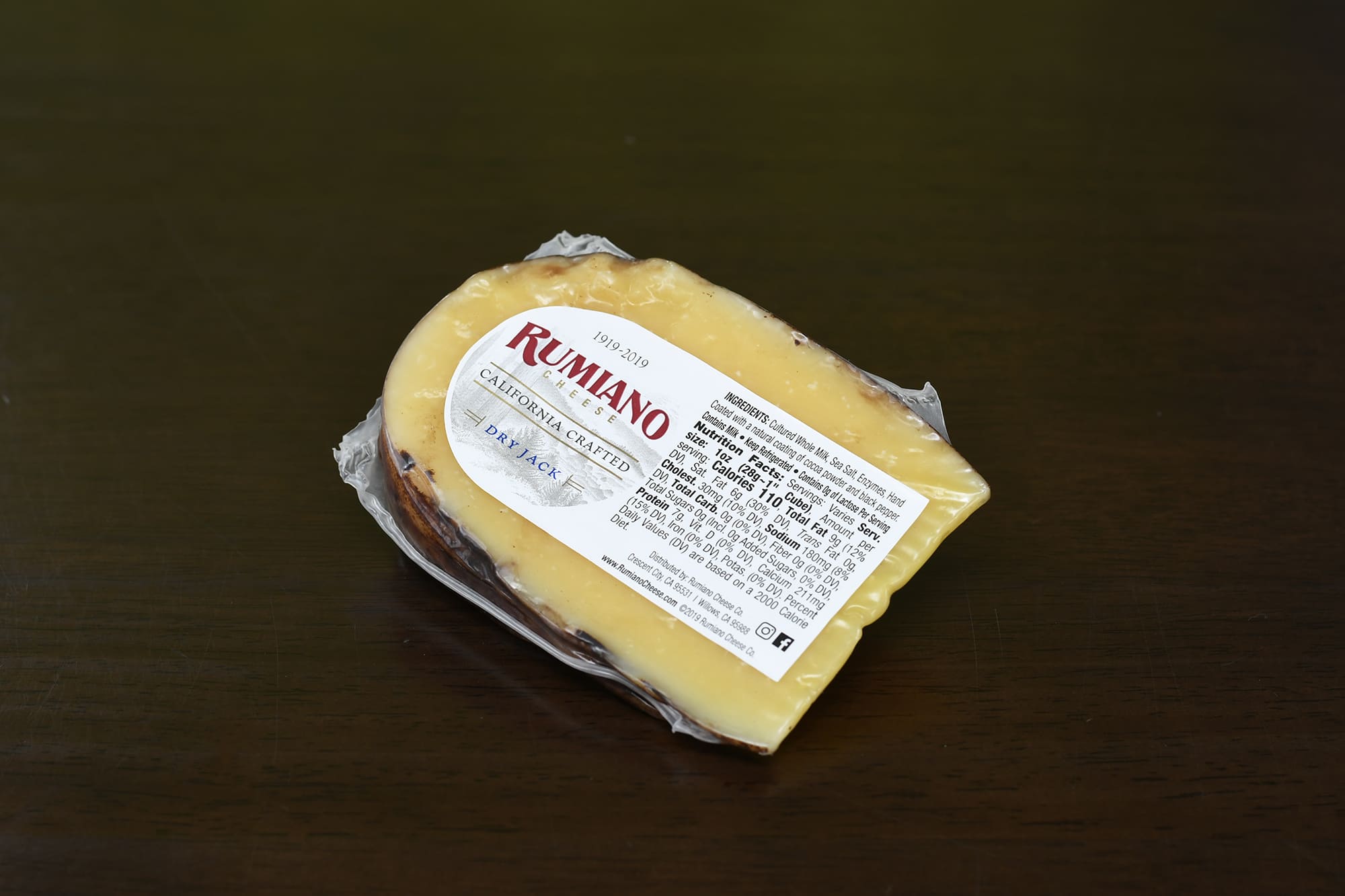 創業100年のルミアーノ・チーズ社が作るハードチーズ。陸前高田市産の塩が使われている。