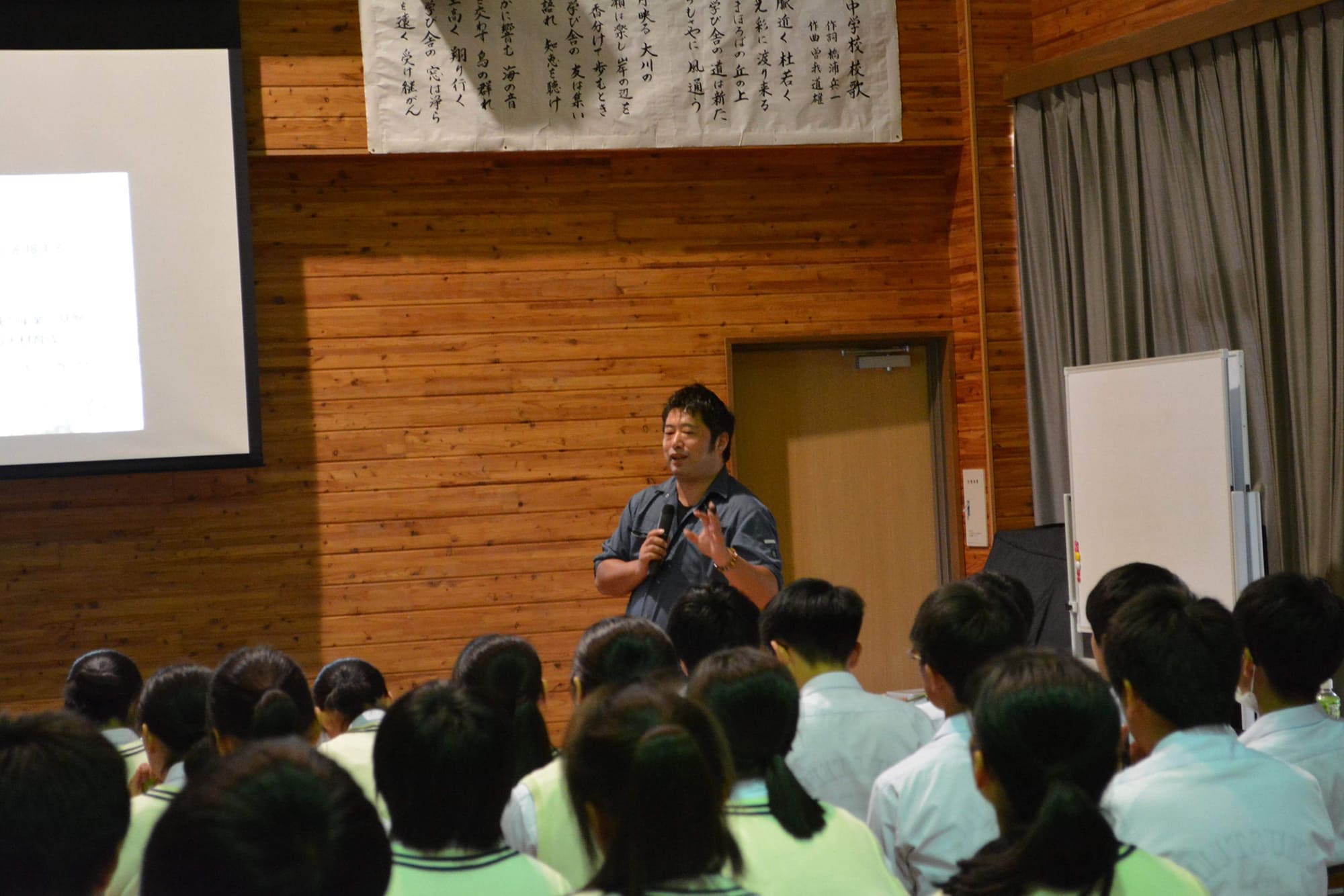 地域教育事業で授業を行う菅原氏