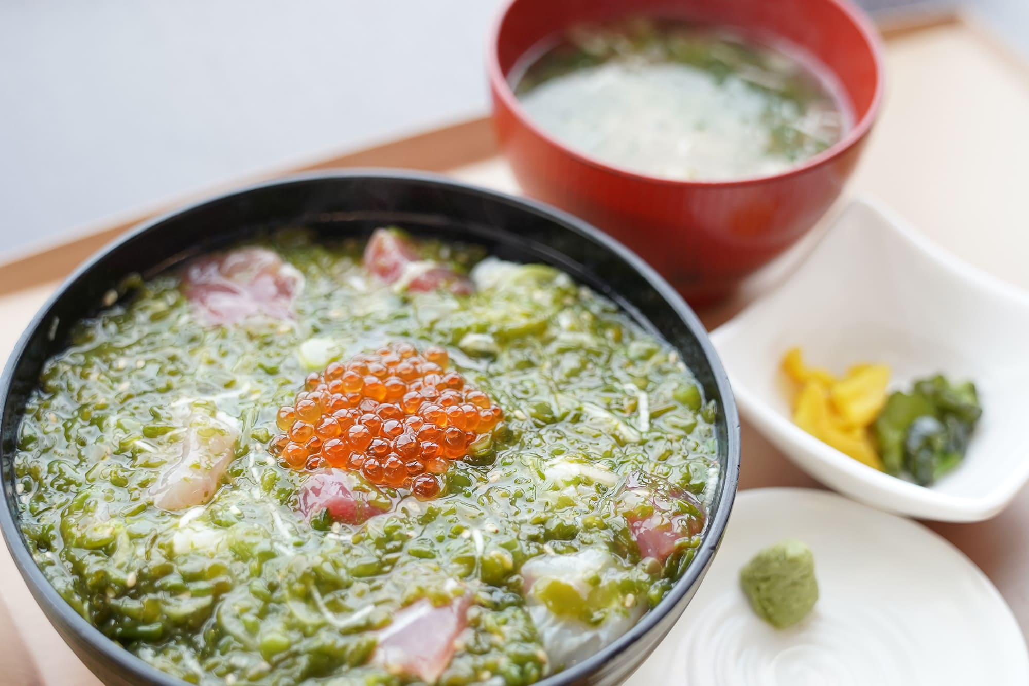 新鮮な魚介とメカブを味わえるうれしい一品「漁師のまかない丼」