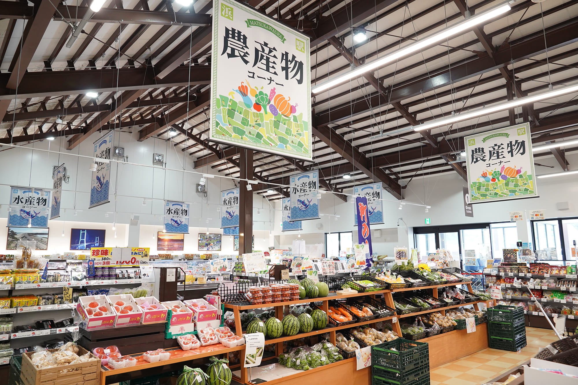 毎日採れたての農産物が並ぶ農産物コーナー