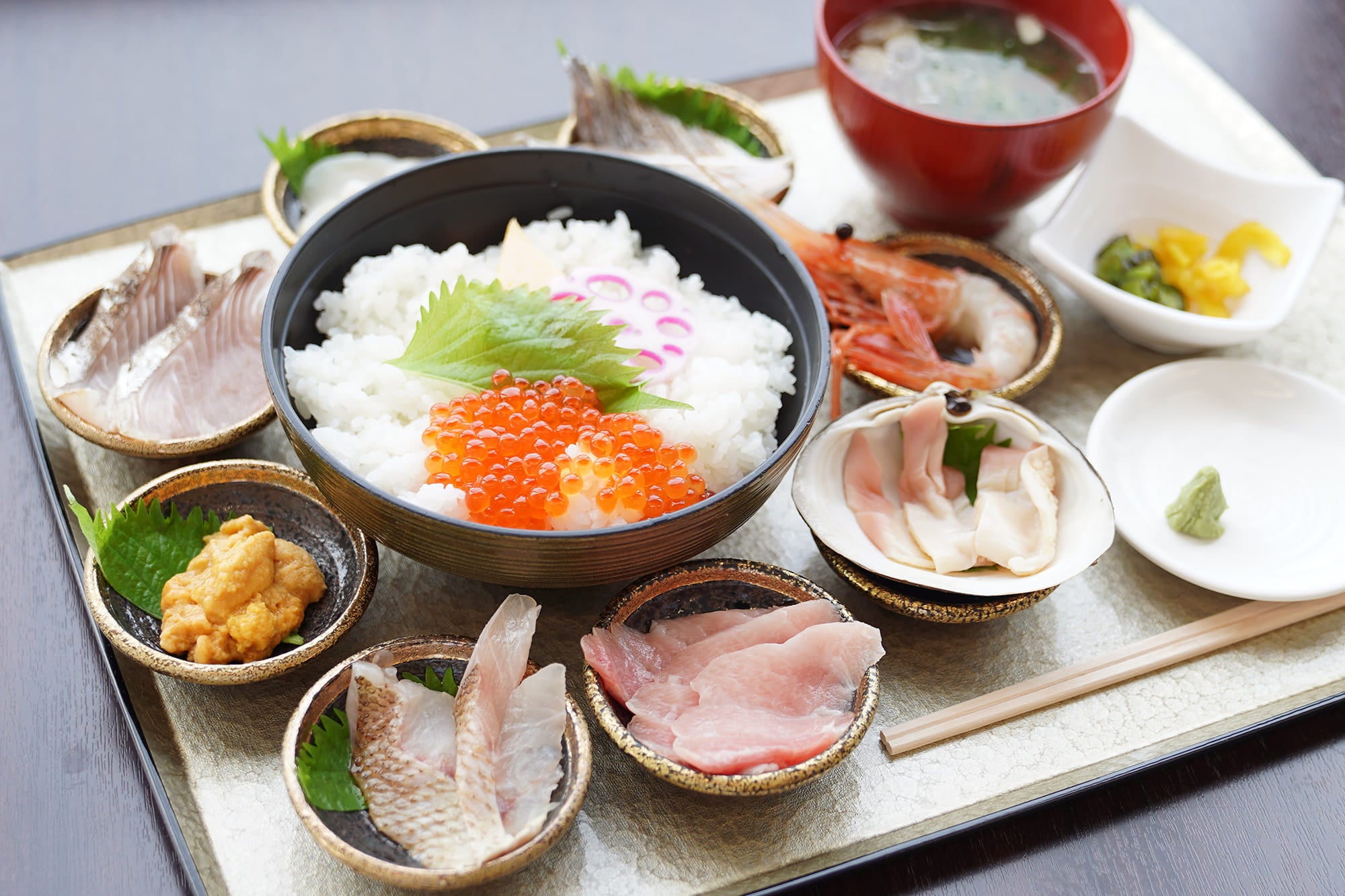 豪華魚介9種が味わえるぜいたくな丼「そうま海鮮九曜丼」