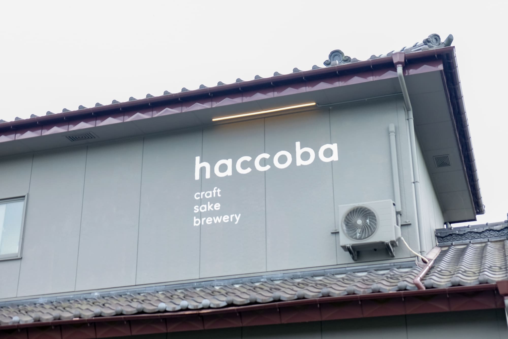 外壁にはhaccobaのロゴが輝いている