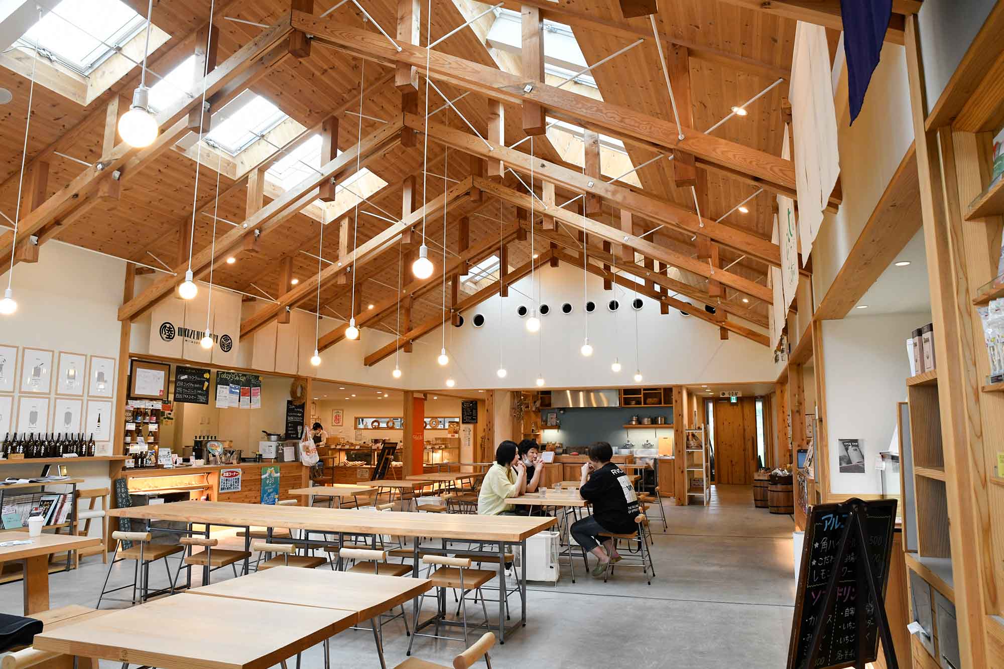 株式会社醸［岩手県陸前高田市］ 発酵食の集積拠点として、2020年12月に8店舗が入居する商業施設「CAMOCY」をオープン。