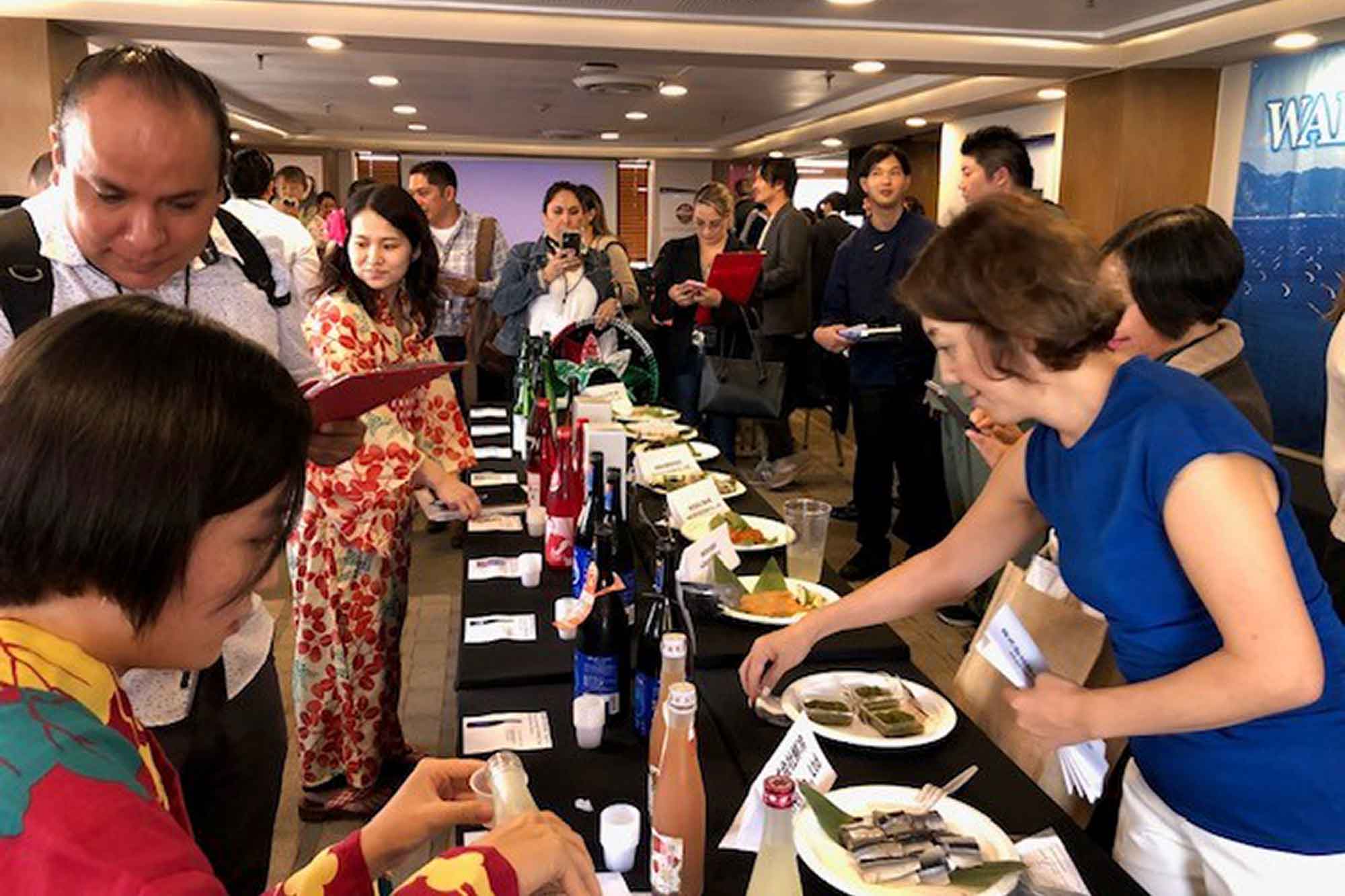 東北・常磐の水産品32商品、日本酒40銘柄の試食・試飲会をメキシコで実施（2023年7月）。その他、メキシコの有名ユーチューバーを東北に招いての動画配信、日本とメキシコのオンライン商談なども行っている