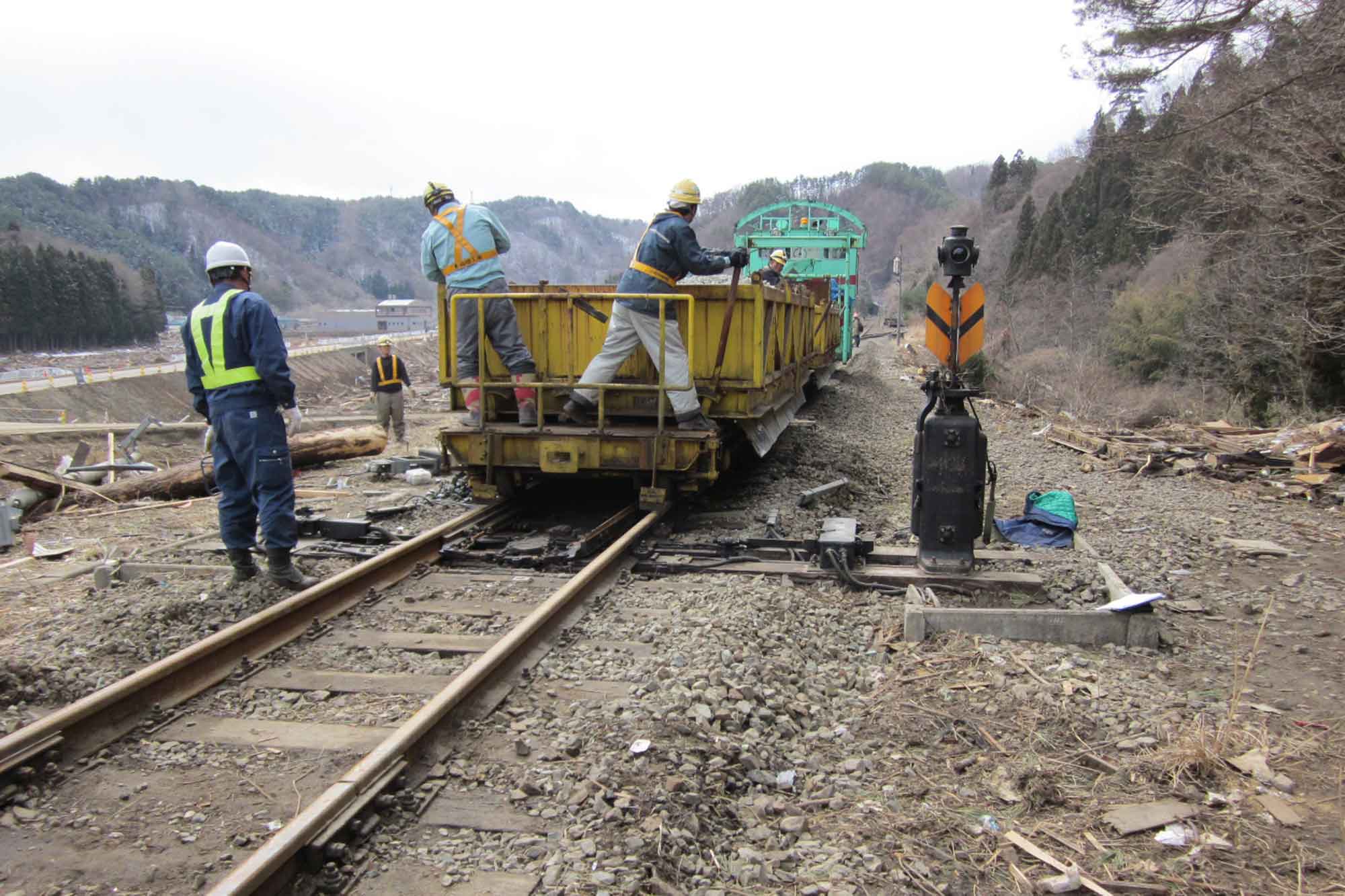 線路の復旧作業を行う様子