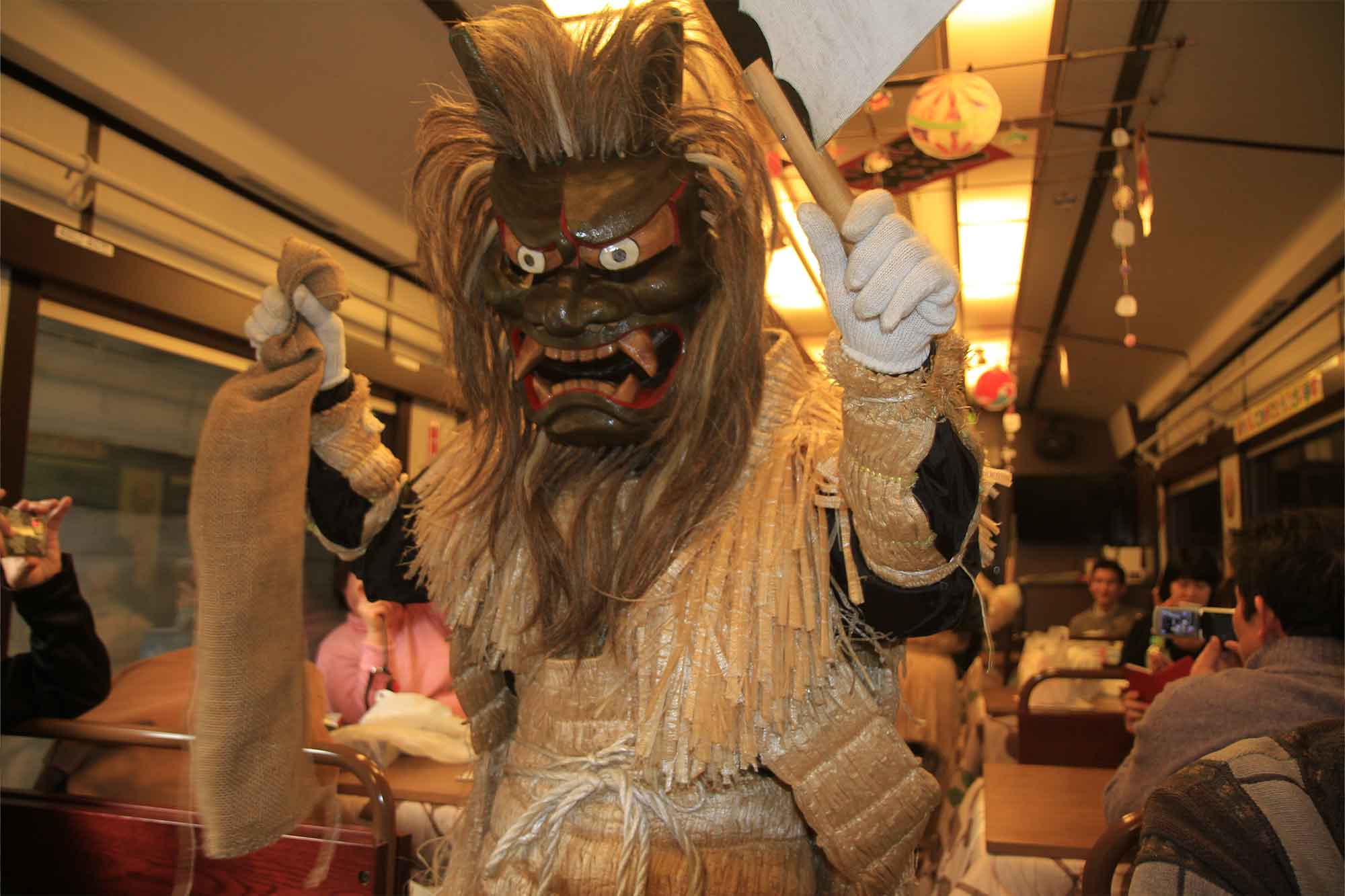 冬季限定の「こたつ列車」では、岩手県北部の小正月行事で登場する鬼「なもみ」が車内を歩き回り、乗客を盛り上げた