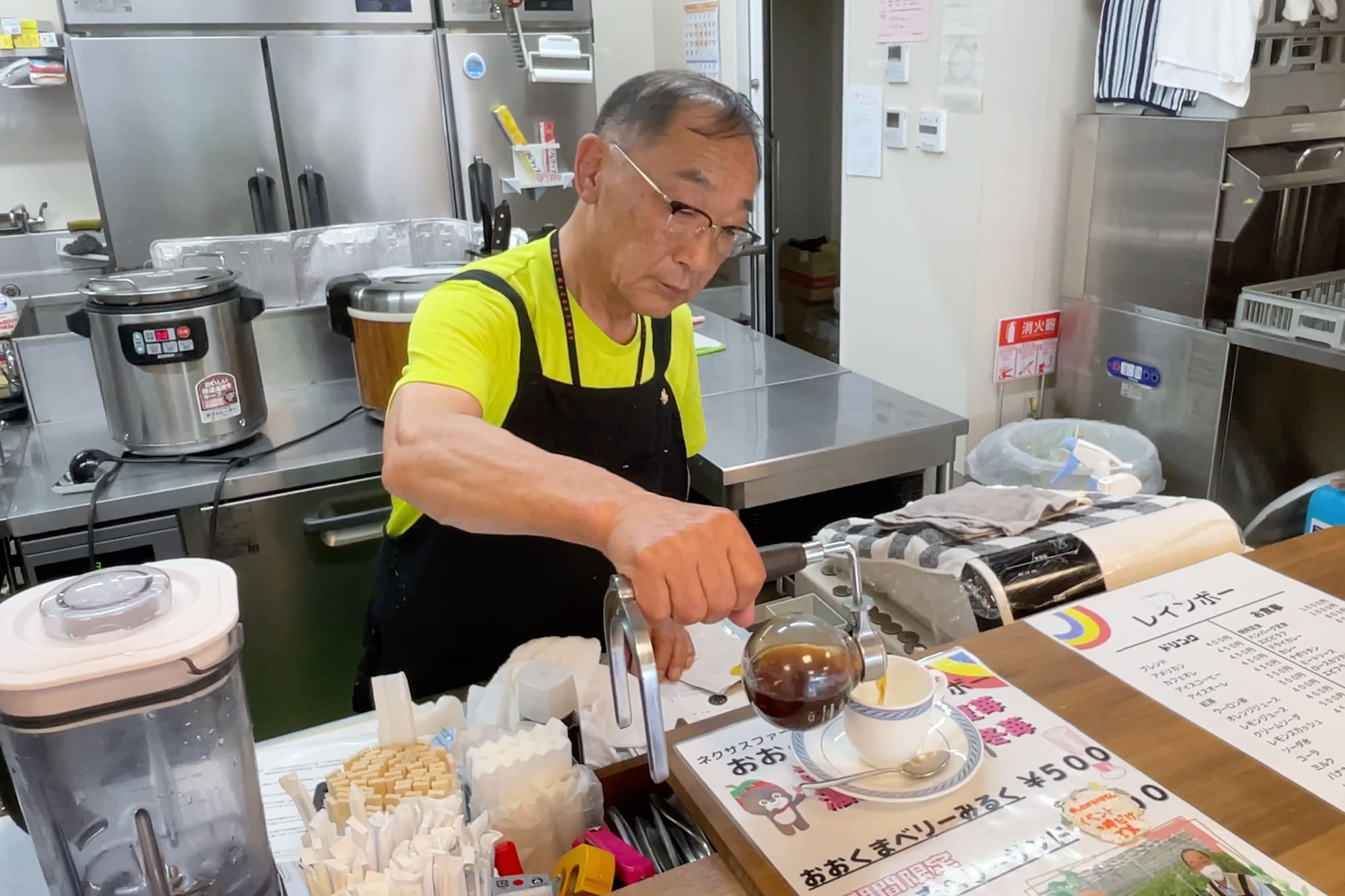 サイフォンで淹れたコーヒーをカップに注ぐ武内氏