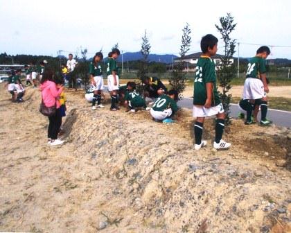 子どもたちによるサッカー場土手への植樹