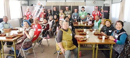 仮設住宅料理教室・完成時の集合写真