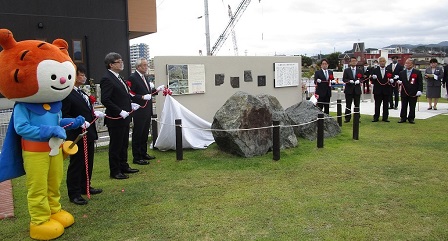 竣工記念プレートと公園案内板の除幕