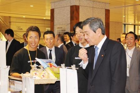 Minister Takeshita at Nihombashi-Muromachi Marche